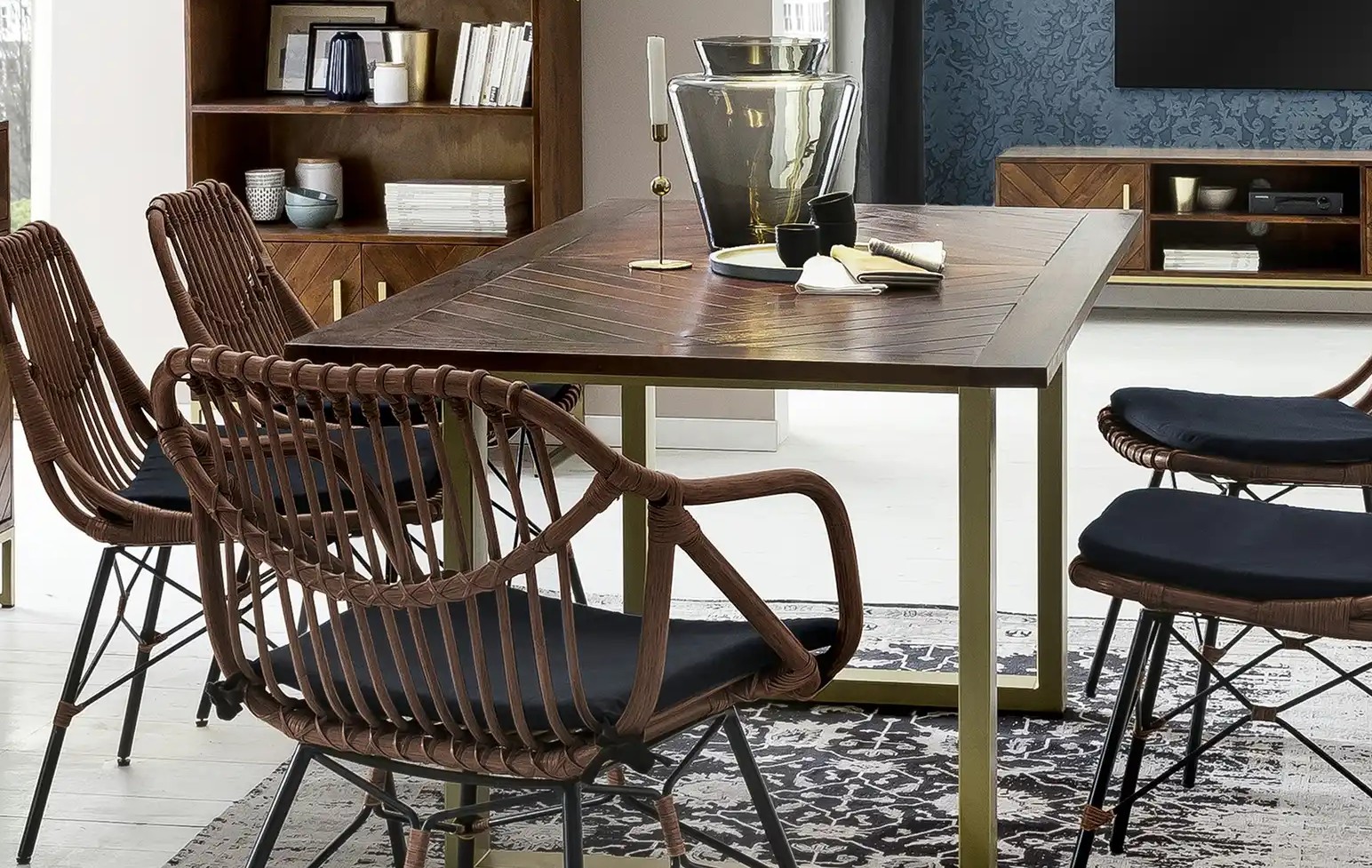 Niva Dining — alternate view